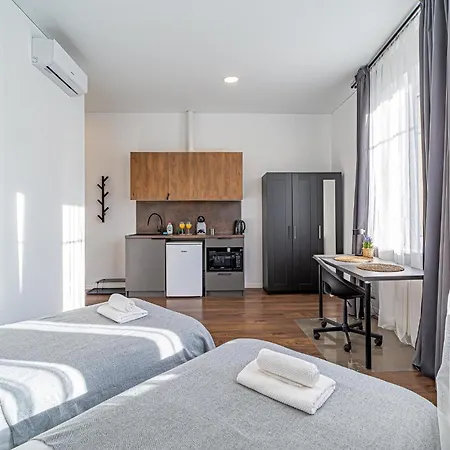 Uptown Nr6 With Parking & Ac *
